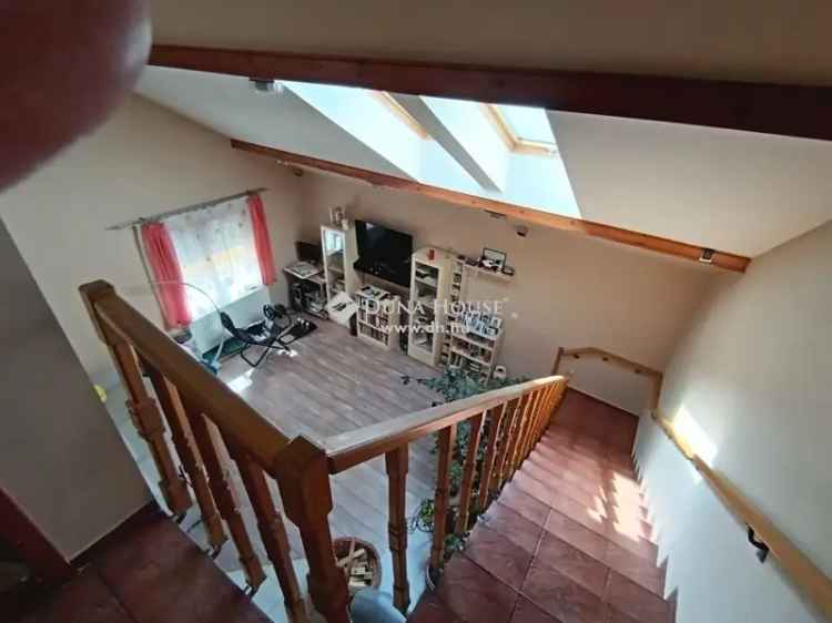 Eladó házrész Pilisen 182 m2 napelemmel