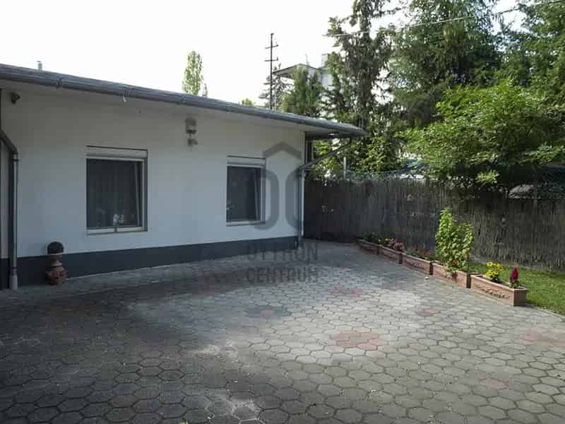 Római-part Üdülőövezet 1250m2 Telek 3 Épülettel Úszómedencével Eladó