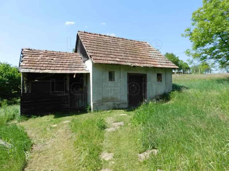 Öreglak ZÁRTKERTI INGATLAN - 1967m2 telek 25m2 épülettel