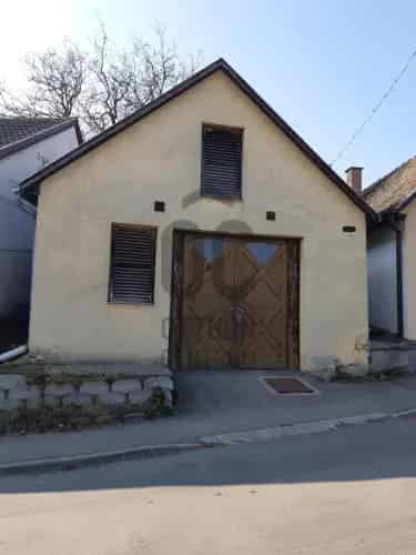 Szekszárdi eladó pince feldolgozó 51 5 m2