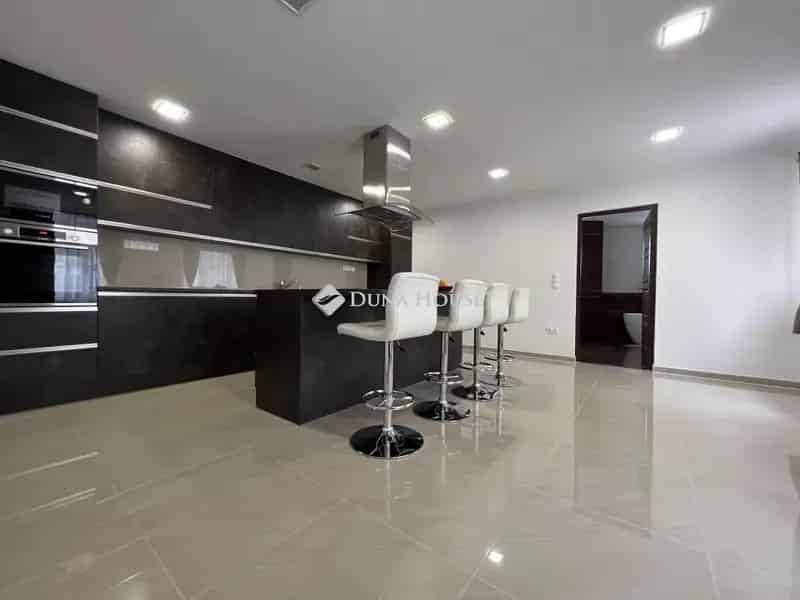 174m2-es felújított családi ház Baján 345m2 telekkel medence