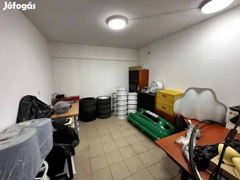 106 nm-es Utcafronti Üzlethelyiség Eladó Pécs-Diósban