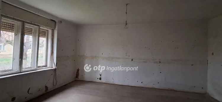 Eladó családi ház Apcon panorámás telekkel