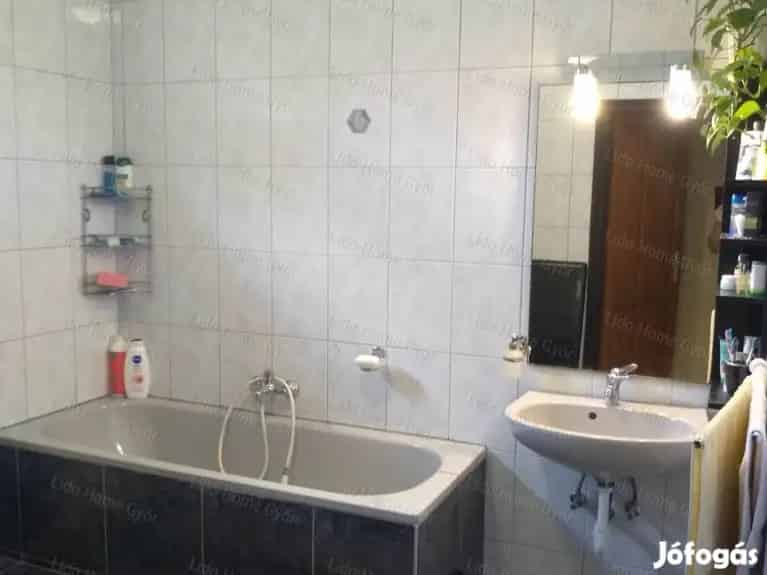 Eladó családi ház Győr-Bácsán - 310nm - Napelem - Kert