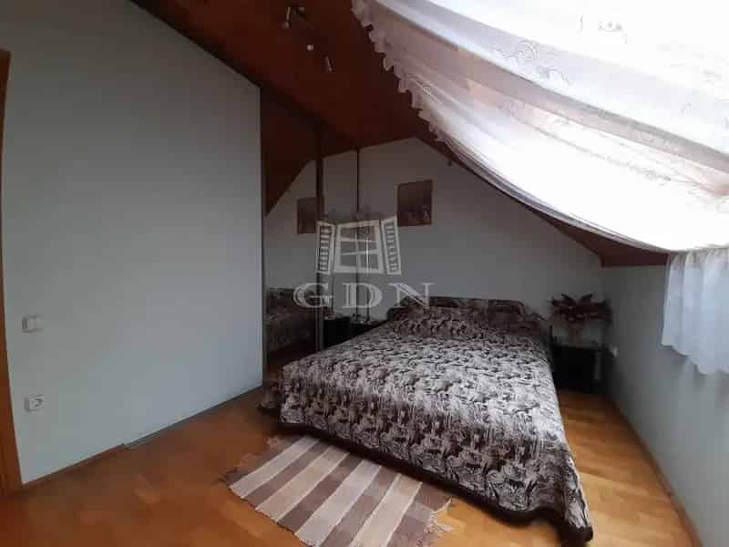 Ikerház eladó Sajtoskálon 3 szobával, 2 terasszal és 1282 m2 telekkel