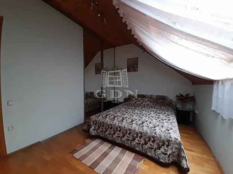 Ikerház eladó Sajtoskálon 3 szobával, 2 terasszal és 1282 m2 telekkel