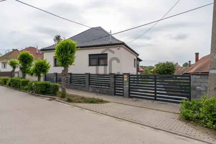 Móri családi ház eladó - 5 szoba, 4 fürdő, vendégházként is