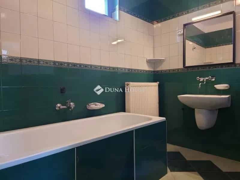 Dunakeszi családi ház eladó - felújított, 900 nm-es telekkel