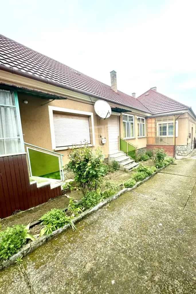 Hatalmas telkes felújított családi ház Palotabozsokon