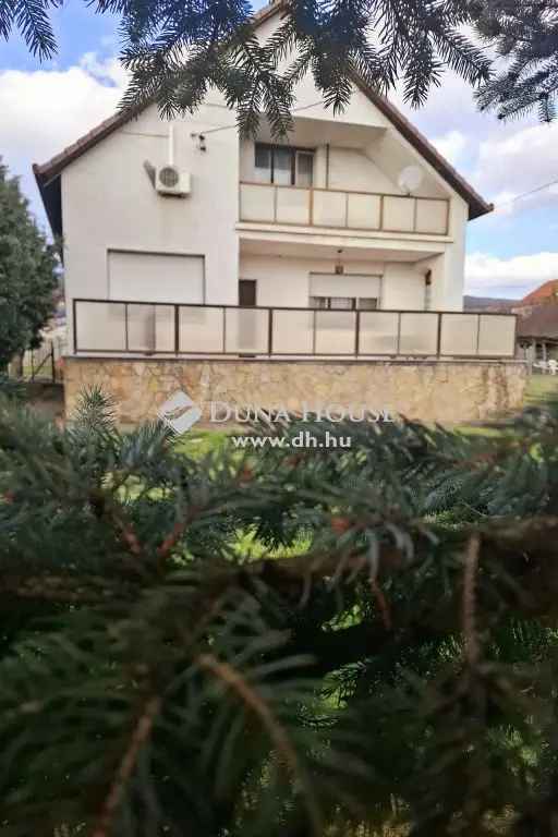 Pécs Patacs 206 nm-es kétszintes családi ház eladó