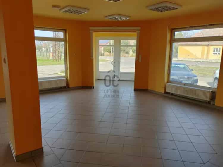 Abonyi üzletház eladó 525 nm saját parkolóval