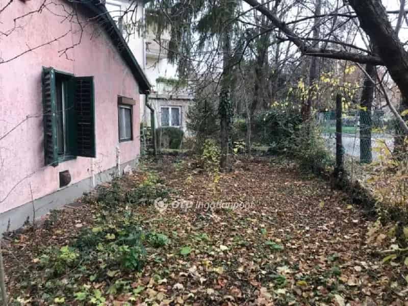 364 nm-es telek eladó Kelenföldön kis családi házzal