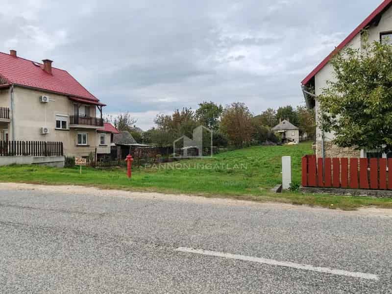 861 m2-es építési telek eladó Csetényben
