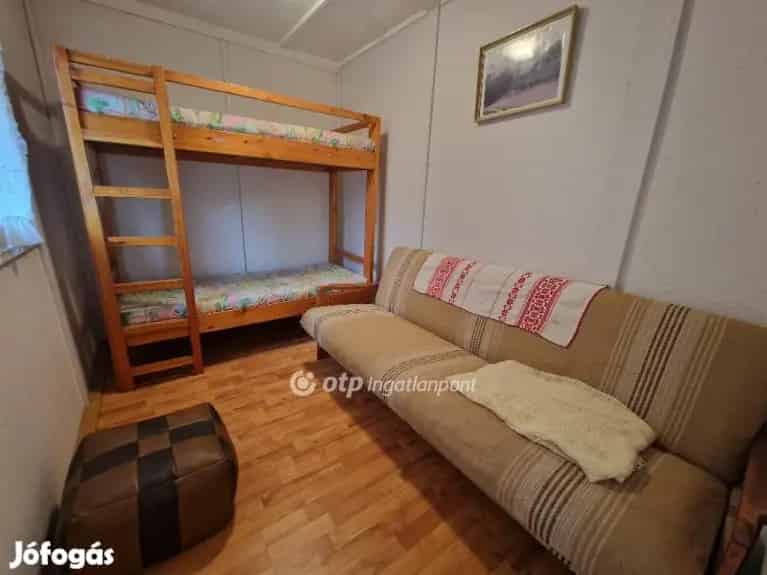 Debrecen közeli 818 nm-es telek eladó faházzal