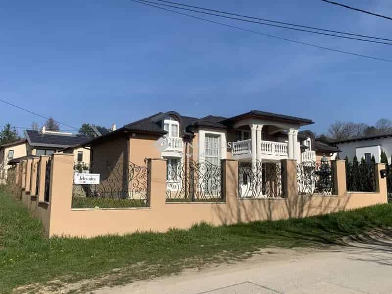 322 m2-es családi ház Üröm-hegyen - medence, szaletli