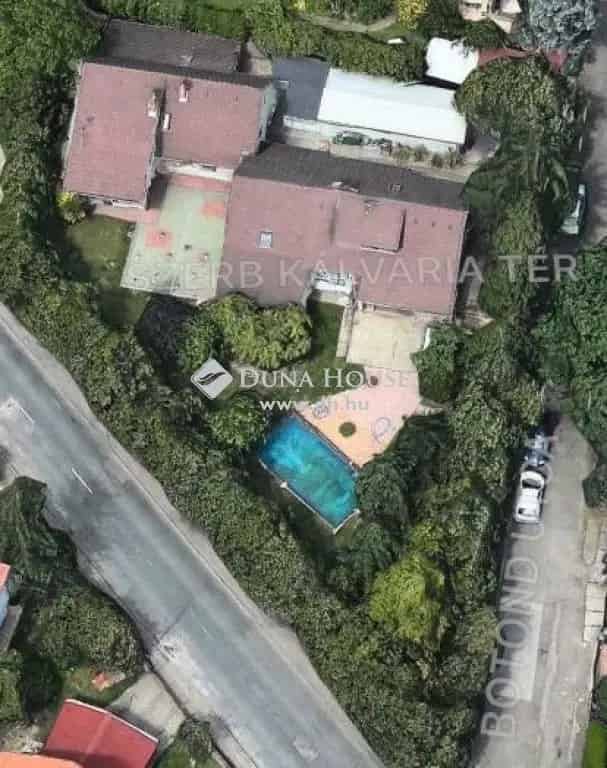 Szentendre Kálvária-dombi családi ház eladó triplex apartman kialakítási lehetőséggel