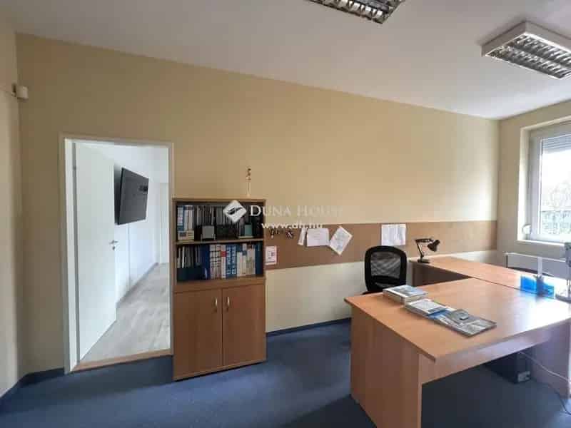 848 m² telken lévő felújított 2 szintes irodaház eladó