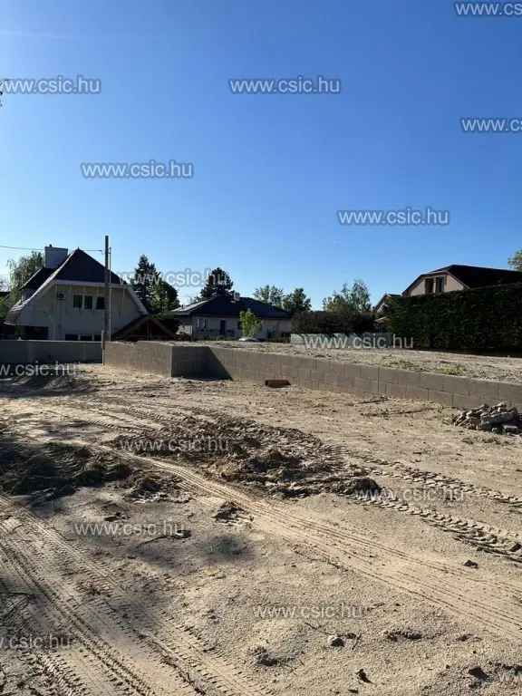 Dunakeszi Alsón telek eladó részben épült házzal