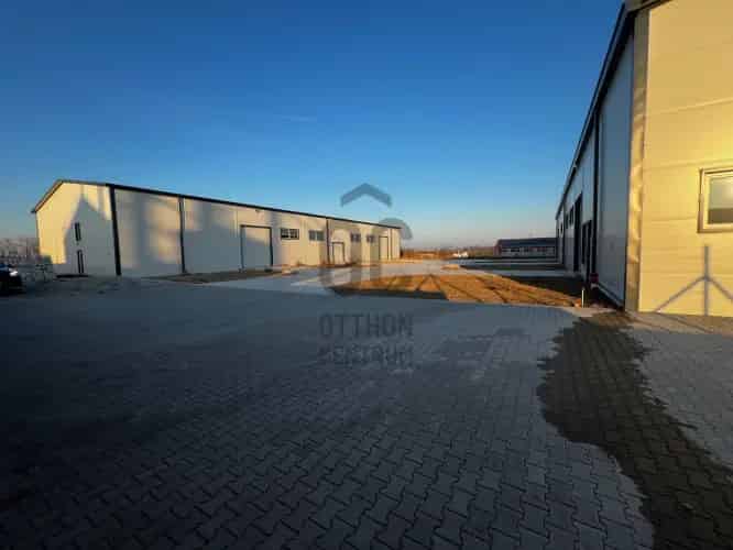Ságvári raktárcsarnok kiadó 2x1000m2 7723m2 telken