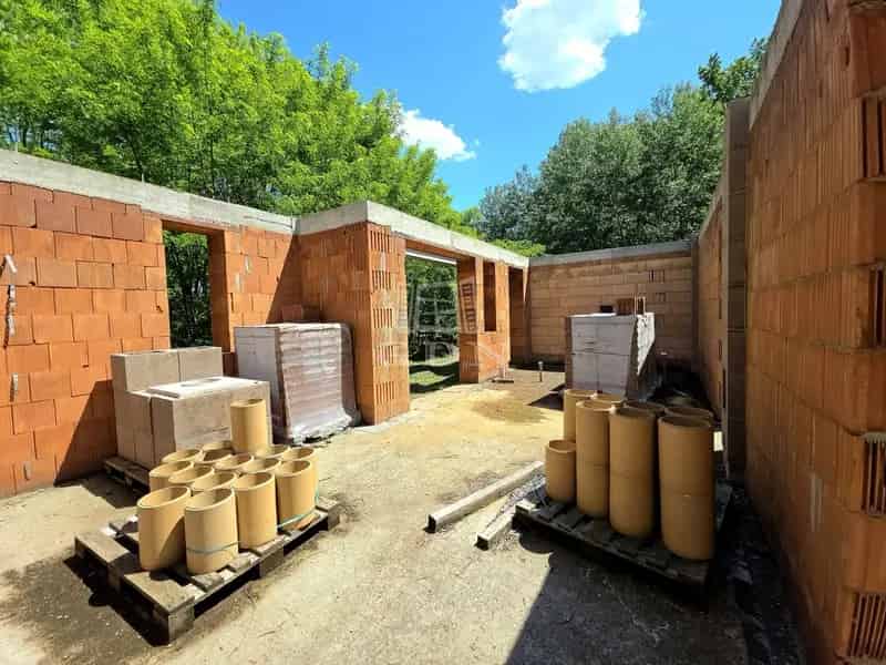 1 Hektáros Birtok Őrbottyánban 300m2-es Épülettel