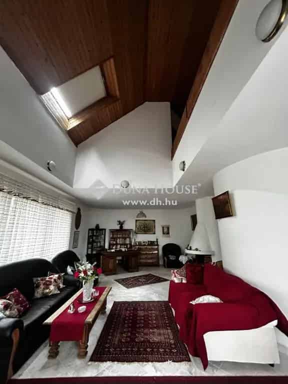 300m2-es családi ház Pomázon panorámás kilátással