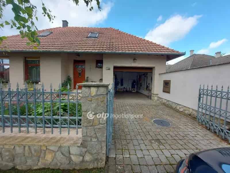 Szajk 136nm-es családi ház eladó 2+2 félszobával garázzsal terassszal