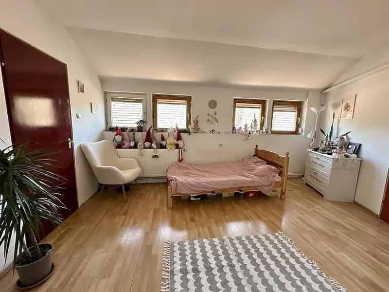 Vác 200m² családi ház + 36m² garzonlakás eladó
