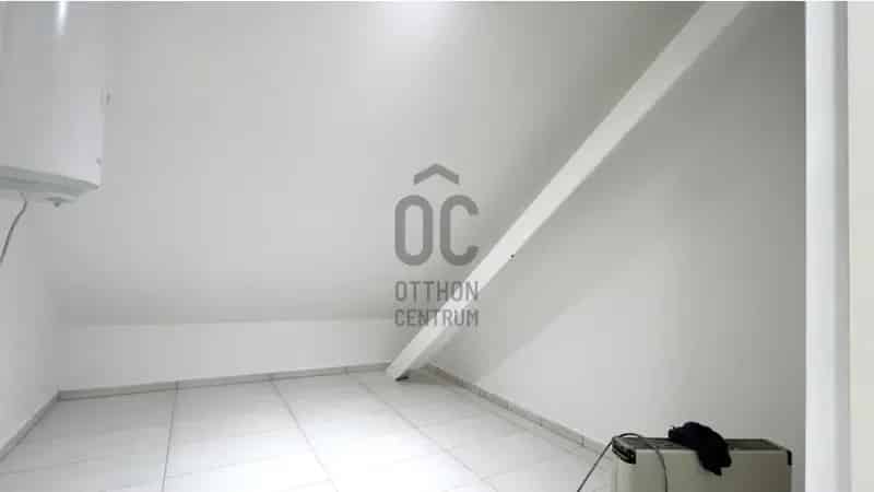 Szekszárdi eladó üzlethelyiség 4 apartmannal