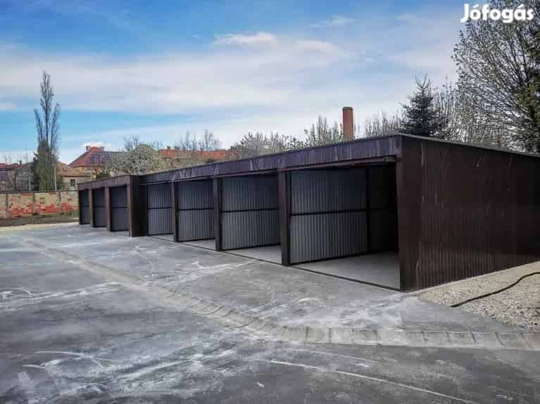 Csornán Garázs Kiadó - Zárt és Kamerával Megfigyelt