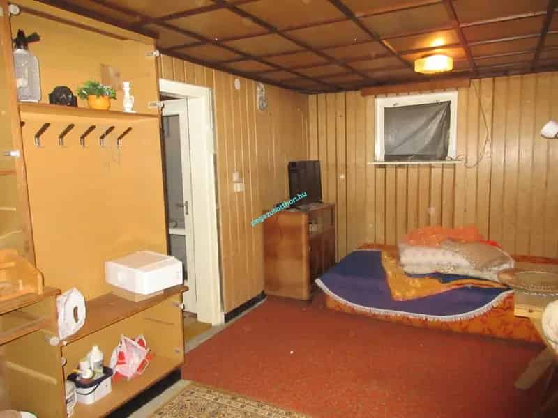 Arlói tóparti hétvégi ház eladó - 60m2, 200m2 telekkel