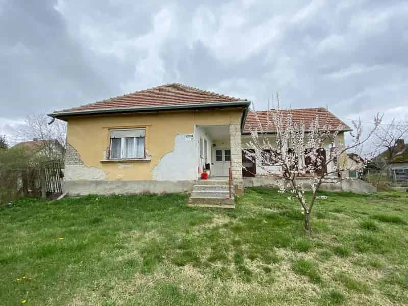 Ráckevei 66nm-es ház 1340nm-es telken 2 szobával
