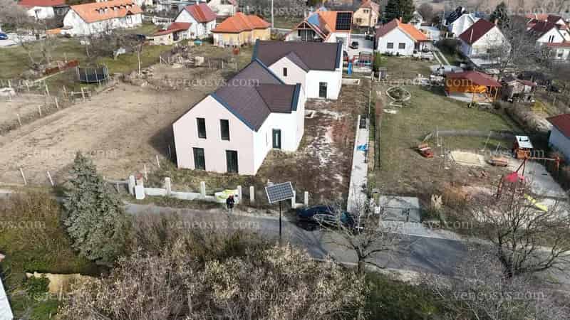 Felsőörsi medencés családi ház eladó - Okos otthon