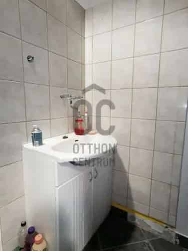 Komáromi eladó üzlethelység központban UZ018068