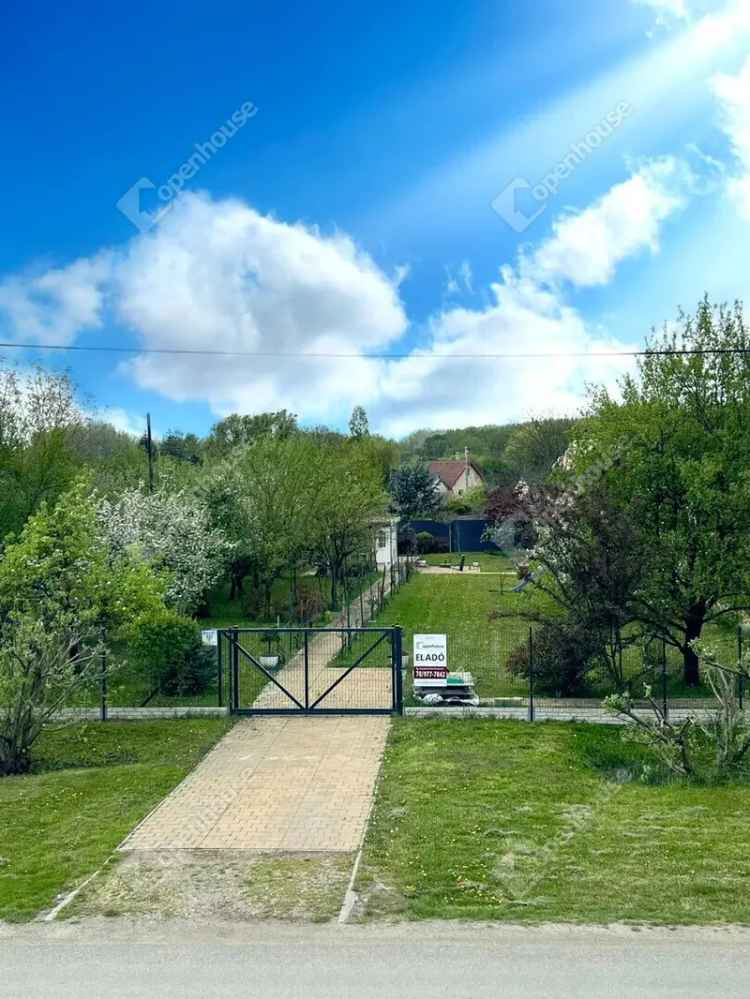 Győri zárt kert eladó - 1452 m² - faház - fúrt kút - villany - játszótér