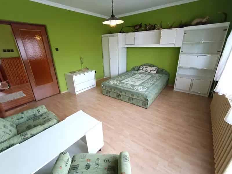 180 m2-es kétemeletes ház Eszteregnyén nagy telekkel eladó