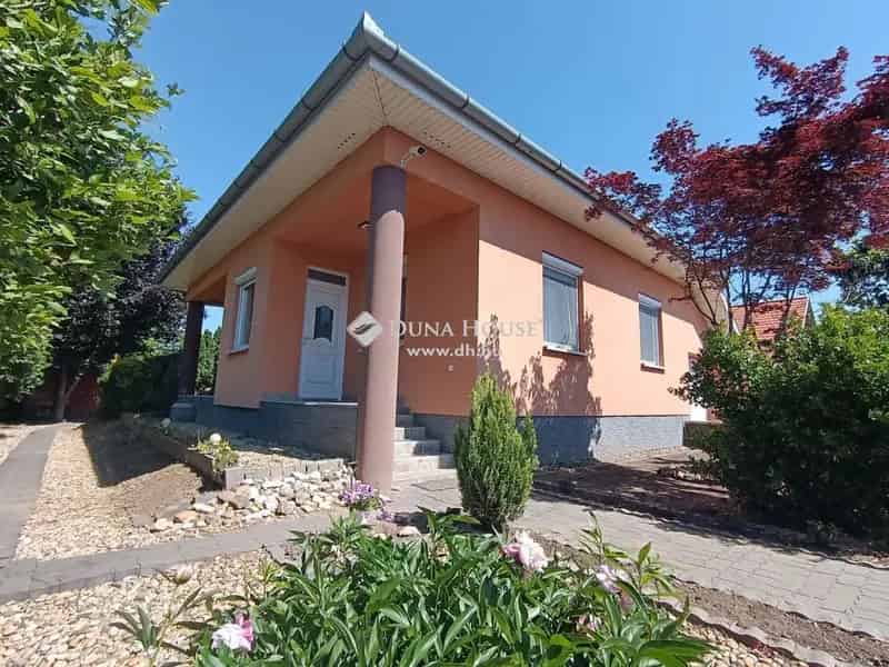 Ócsai családi ház eladó - 547 m2-es telekkel