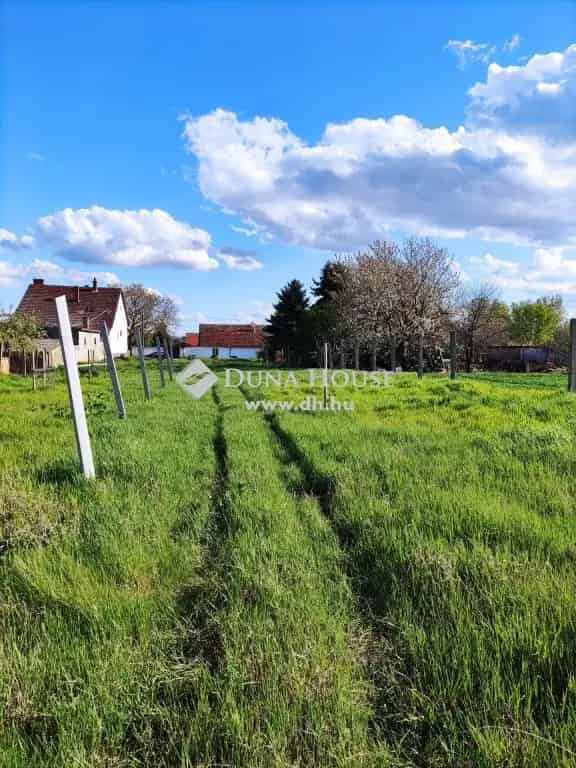 Csávolyi telek eladó 1300 m2-es vasbeton alappal
