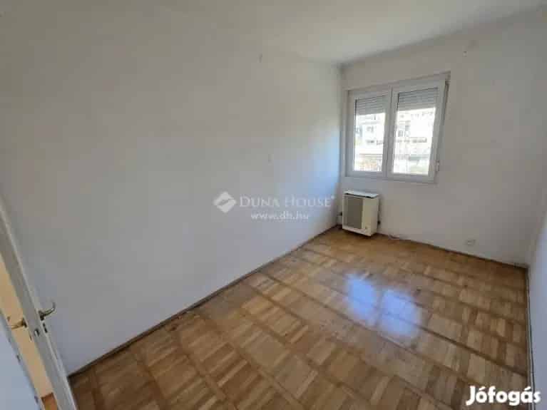Veszprém 3 szobás földszinti tégla lakás eladó garázzsal