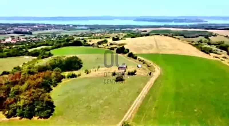 Kőröshegyi panorámás telek eladó faházzal