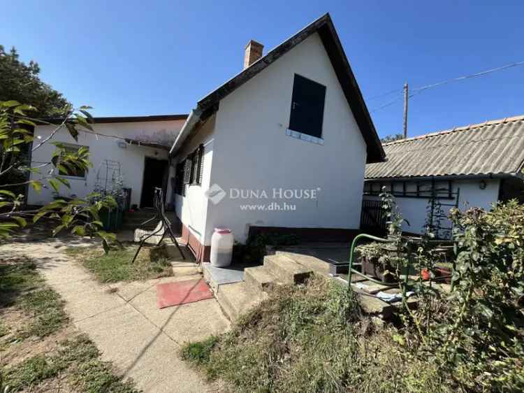 Pécs-Kővágószőlős 2066m2-es Zártkert 95m2-es Ház Gyümölcsössel