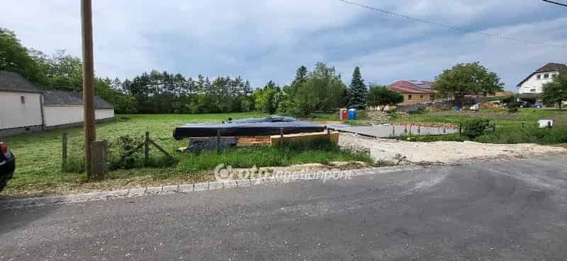 734 m2-es építési telek Koroncóban