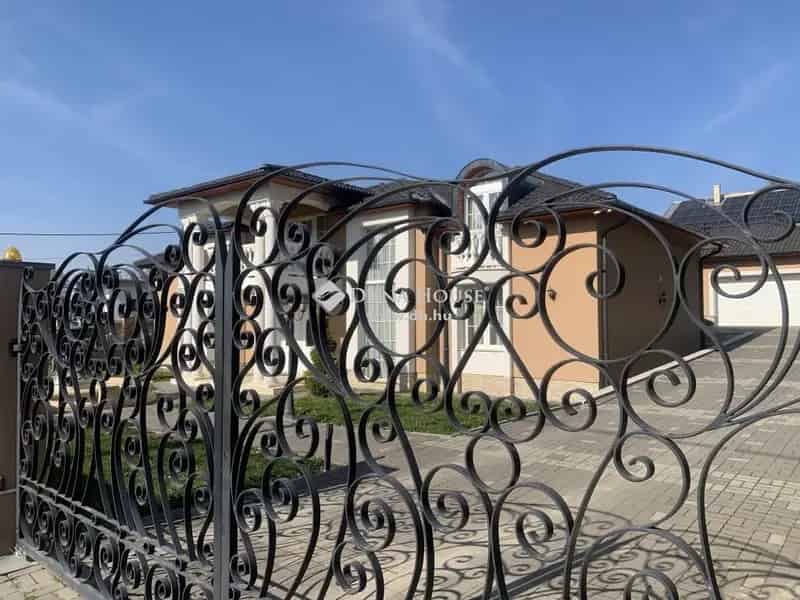 322 m2-es családi ház Üröm-hegyen eladó
