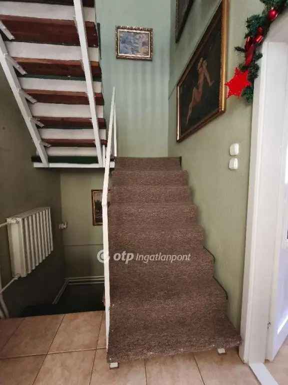 Szentesi családi ház eladó - 3 szintes, üzlethelyiséggel