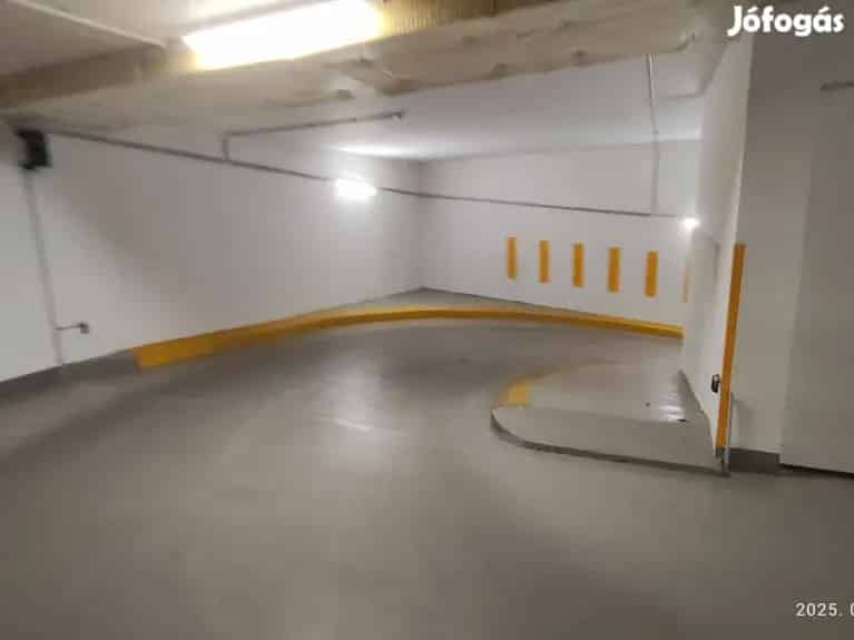 Belvárosi teremgarázs eladó Blaha Lujza tér közelében