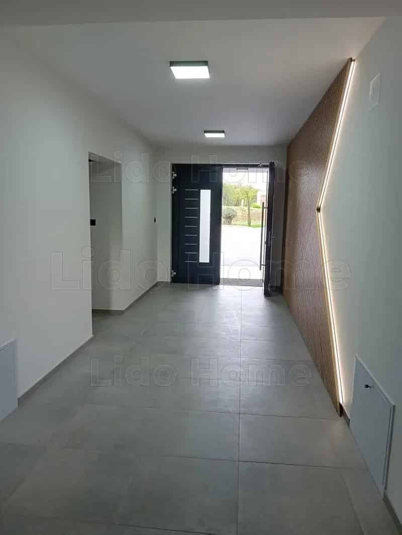 Nemesv	moson elad	 93 m2-es 2 szob		 t	glalak		