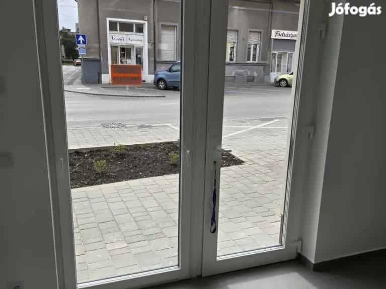 Kiadó üzlethelyiség Pápa Jókai utca - Új építésű, alacsony rezsi