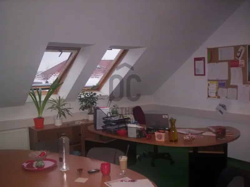 Béke út közeli modern irodaház 450 m2-es irodaszint kiadó