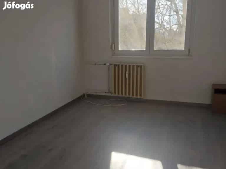 Eladó 2 szobás lakás Veszprémben részben felújítva