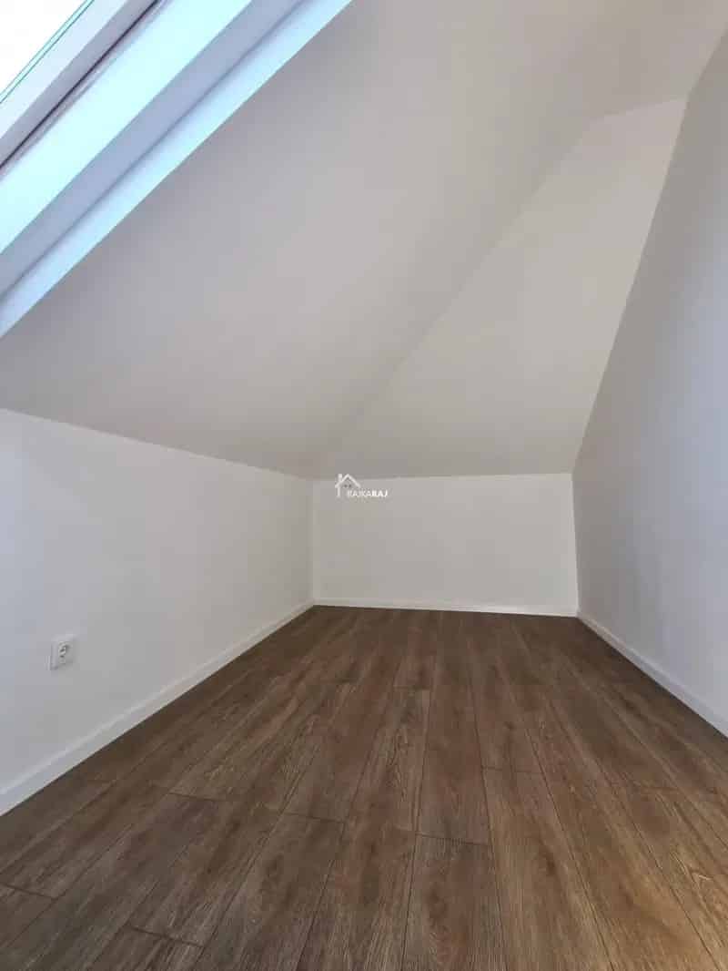 189 m2-es 2 szintes családi ház 898 m2-es telekkel