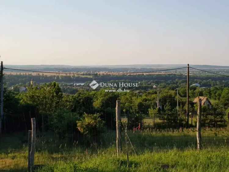 Hétvégi ház eladó panorámás zártkerti telek Süttőn